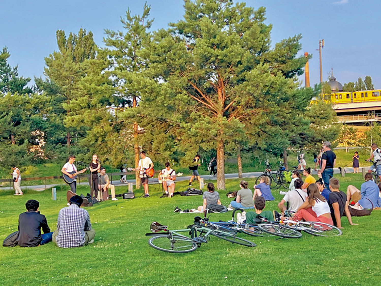 　　圖：柏林音樂節期間在草地上悠閒聽音樂的人們。\作者供圖