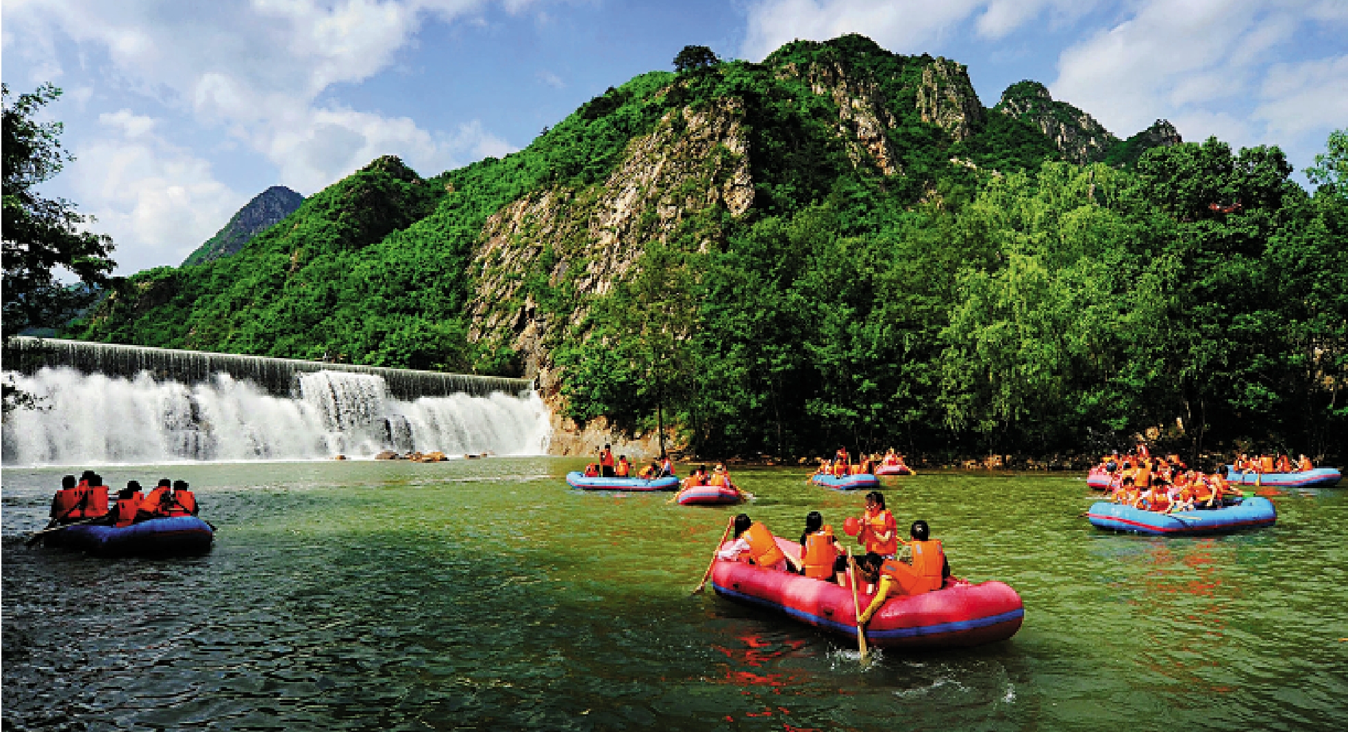 　　圖：伊春、昆明、大連等「20℃夏天」的地方，成為避暑勝地。圖為遊客在大連天門峽漂流戲水消暑納涼。\大公報記者宋偉攝