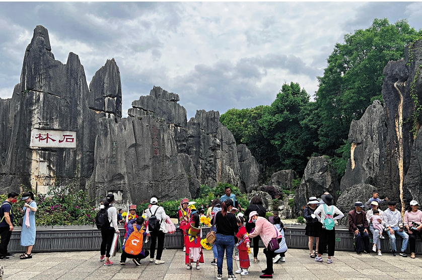 　　圖：昆明石林風景區景色怡人，值得一遊。\大公報記者譚旻煦攝