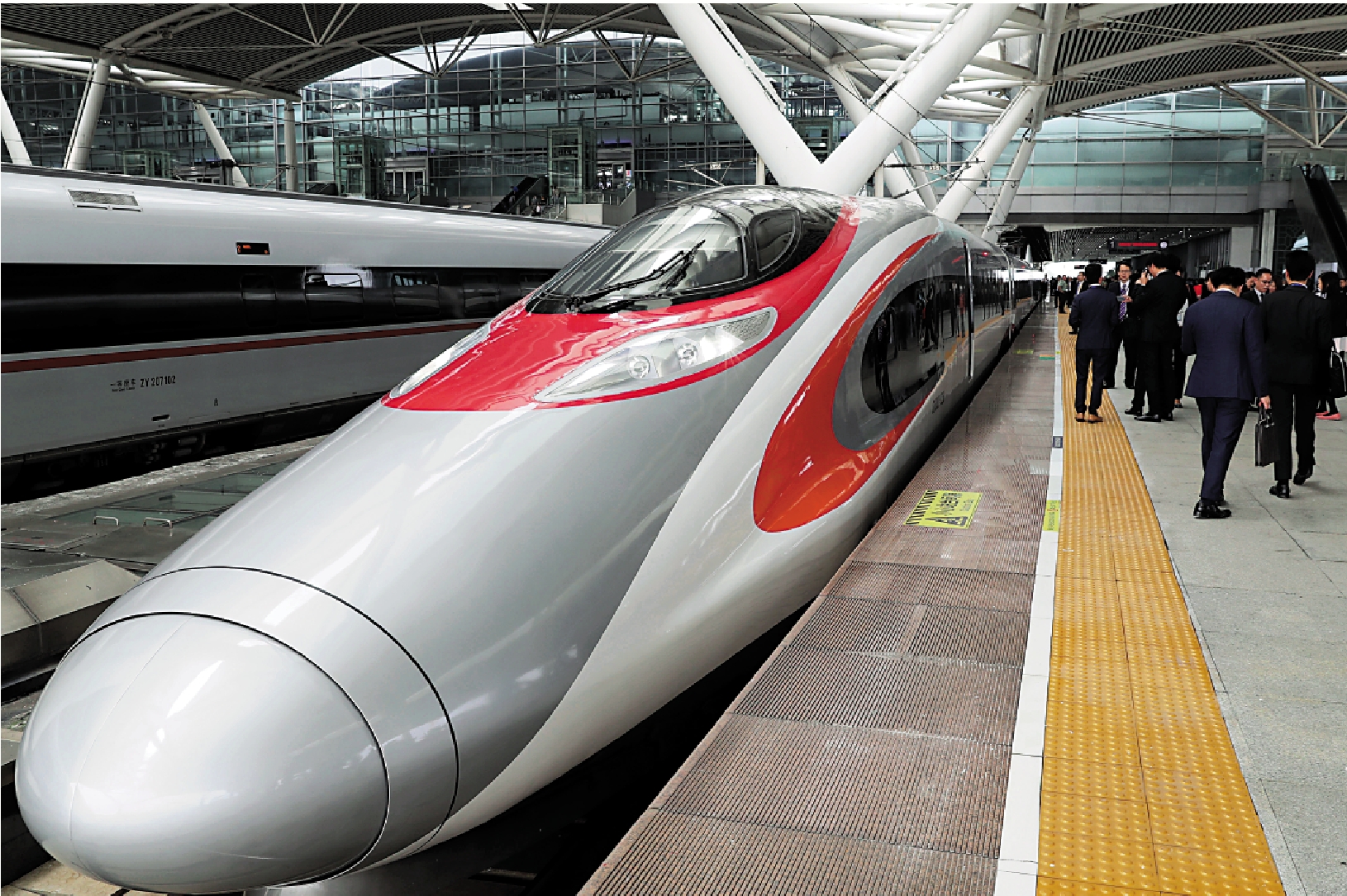 　　圖：廣深港高鐵香港段以香港西九龍站為起點，是大灣區互聯互通的交通骨幹。圖為「動感號」列車抵達廣州南站。\新華社