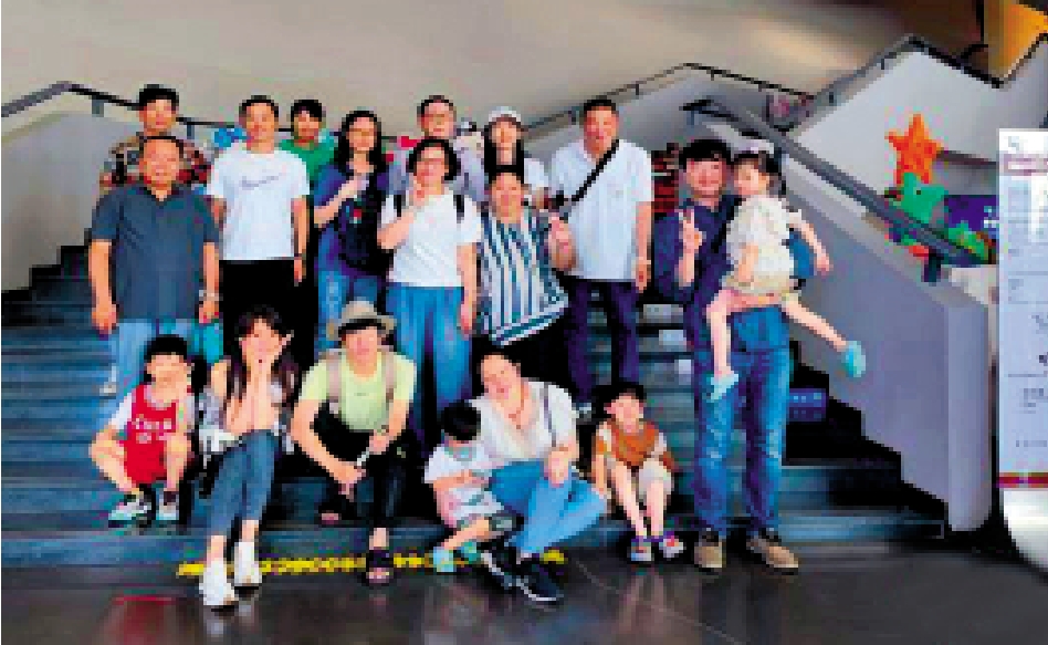 　　圖：周香春一家與在溫嶺的朋友合影留念。