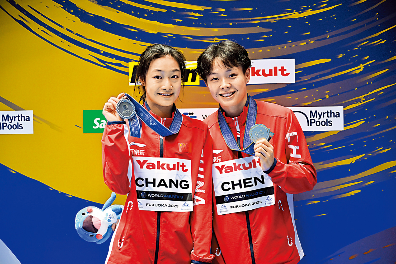 　　圖：中國選手陳藝文（右）與昌雅妮包攬今屆世錦賽跳水女子單人三米板冠亞軍。\新華社