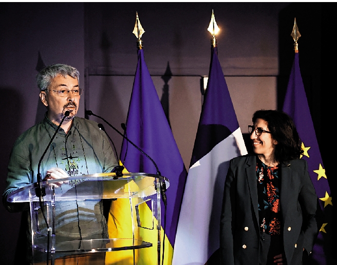 　　圖：烏克蘭文化部長特卡琴科（左）上月在羅浮宮演講。/法新社