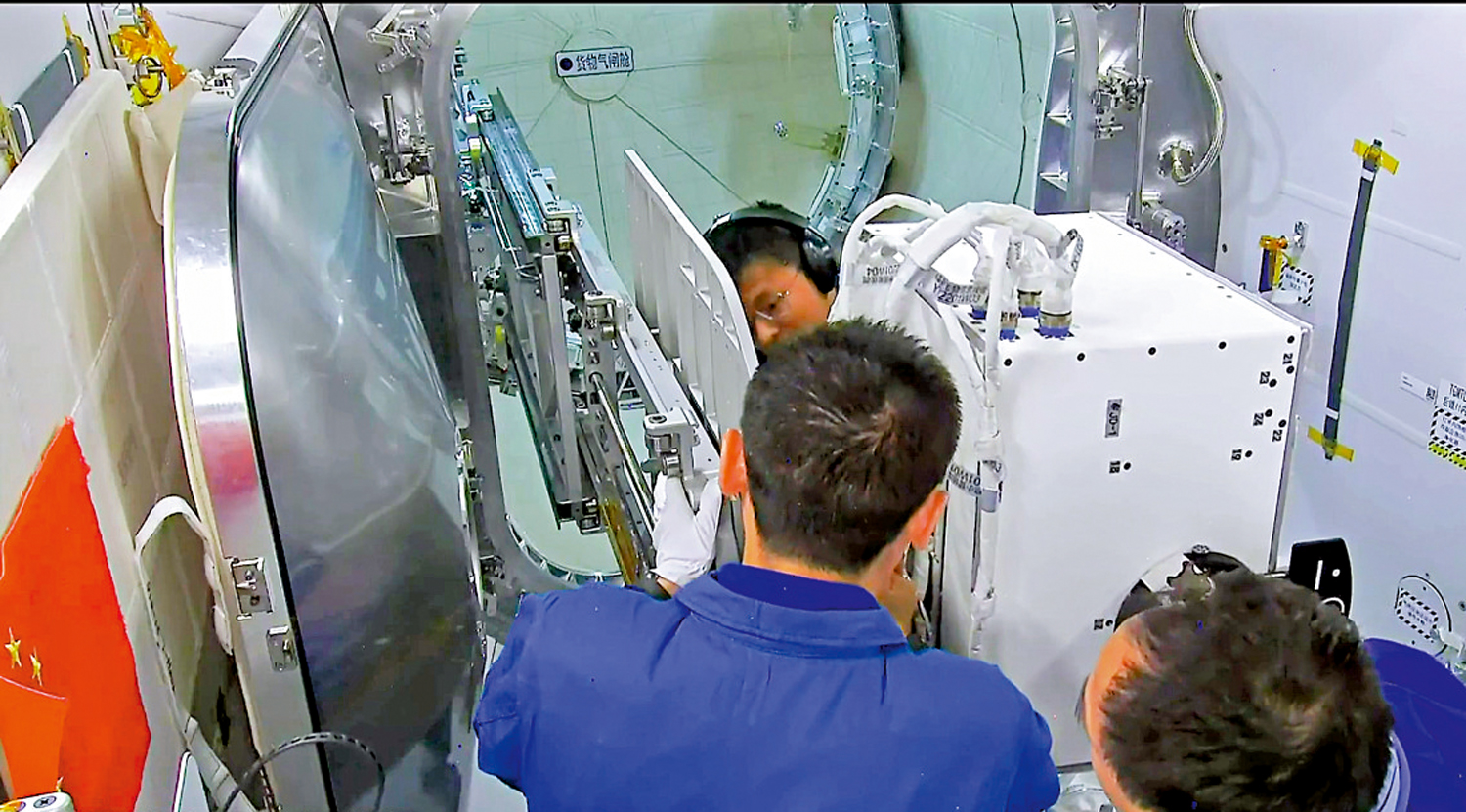 　　圖：神十六三位航天員日前進行空間輻射生物學暴露實驗裝置出艙工作。