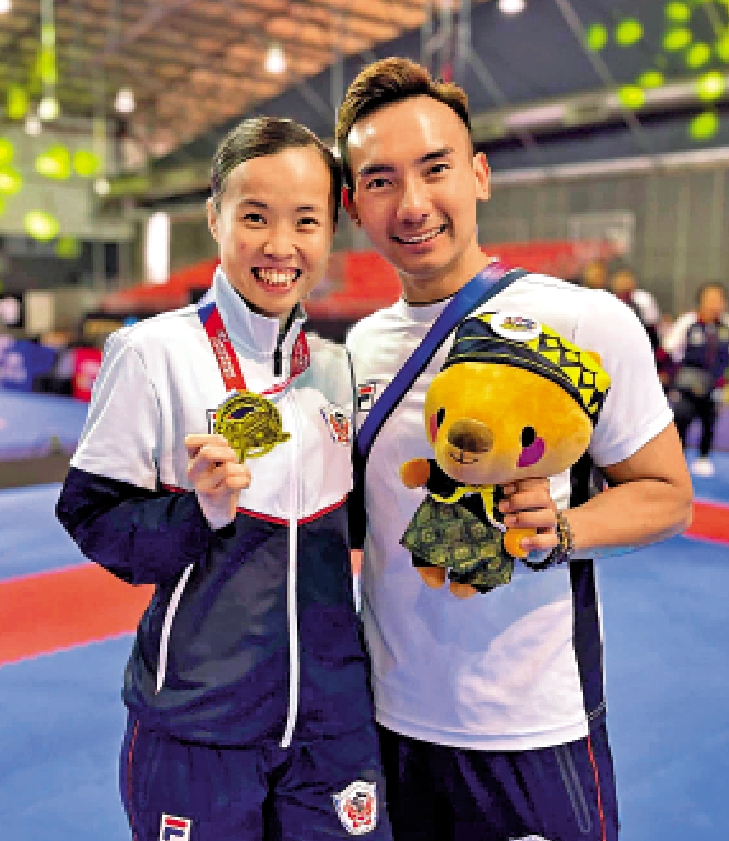 　　圖：曾綺婷（左）領金牌後與丈夫鄭子文合照。\網絡圖片