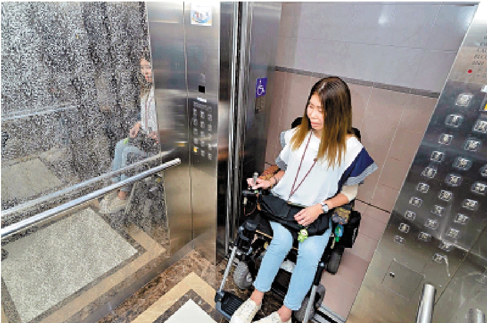 　　圖：安置大廈的升降機具有無障礙設計。