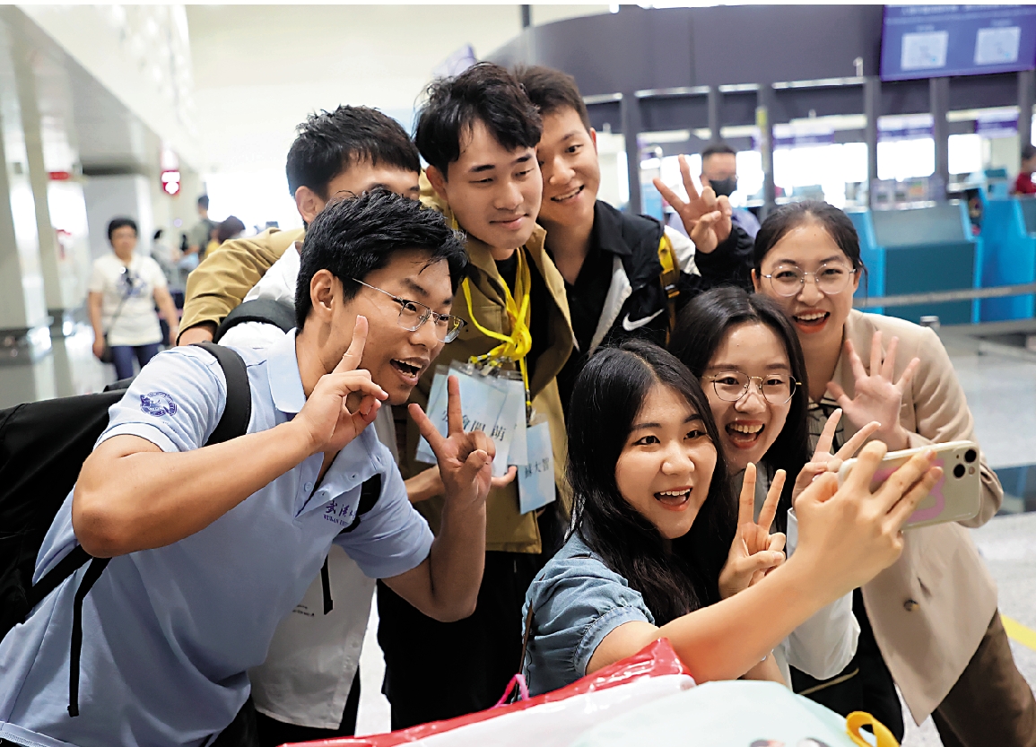 　　圖：大陸高校師生訪問團23日離台。在桃園機場，大陸和台灣青年學子依依不捨，互相擁抱牽手，大家相約再見面。\中通社