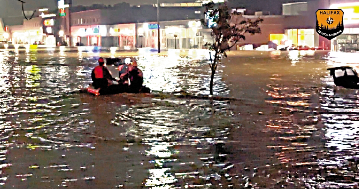 　　圖：新斯科舍省救援人員划船進行搜救。\路透社