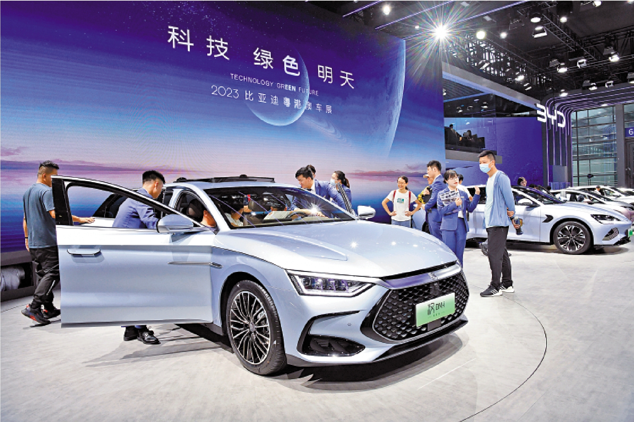 　　圖：中國新能源車出口快速攀升，熱銷全球。圖為6月16日，觀眾在粵港澳大灣區車展比亞迪展台了解新能源汽車。/新華社