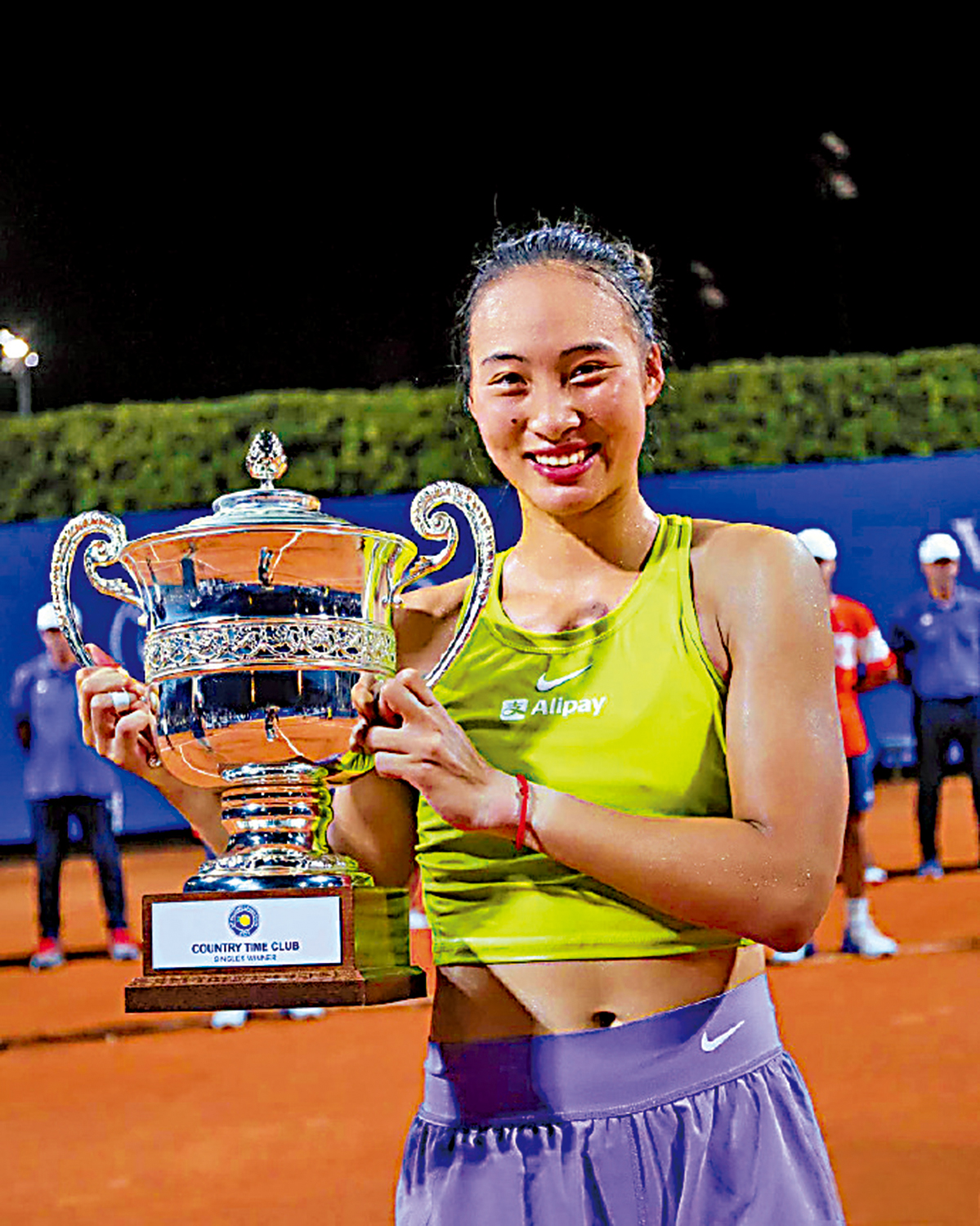 　　圖：鄭欽文手捧獎盃，笑逐顏開。\網絡圖片