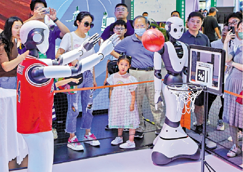 　　圖：在2023世界人工智能大會上，機器人Ginger進行投籃表演。\新華社