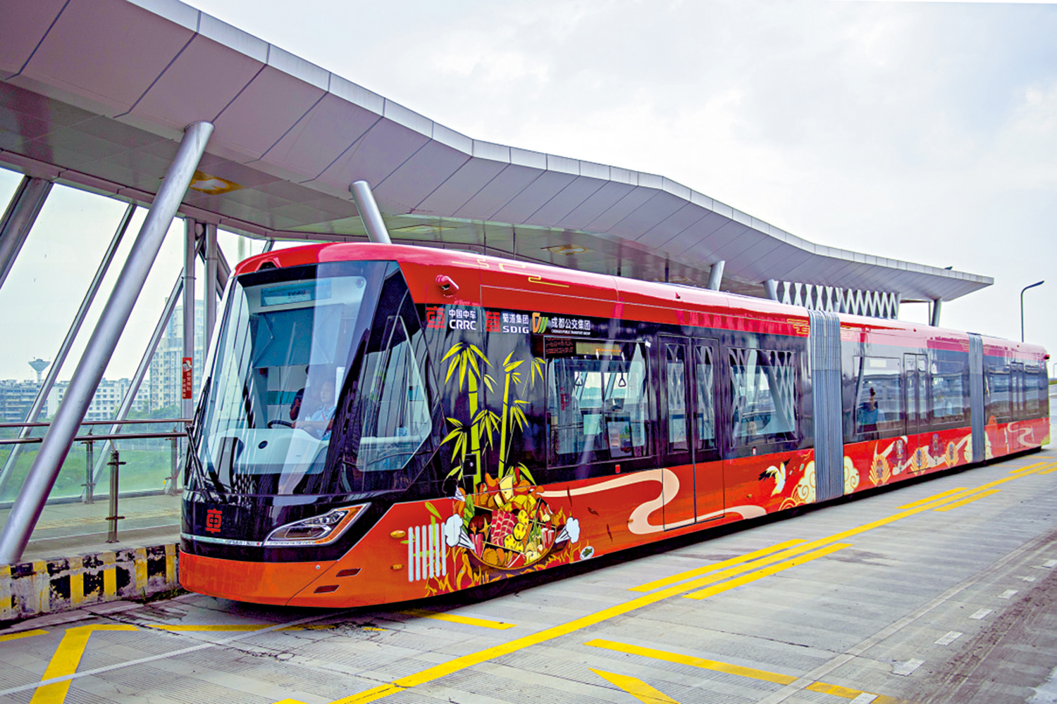 　　圖：7月25日，兩輛新一代「智軌列車」在四川成都快速公交K7線載客試運行。\中新社