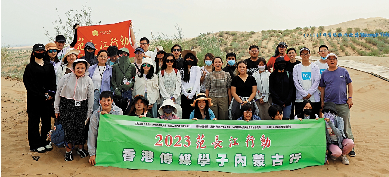 　　圖：學子在銀肯塔拉沙漠合照。\大公報記者王月攝