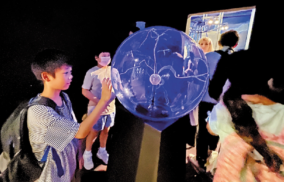 　　圖：深圳的張同學在香港科學館觸摸等離子體，感覺奇妙有趣。\大公報記者毛麗娟攝
