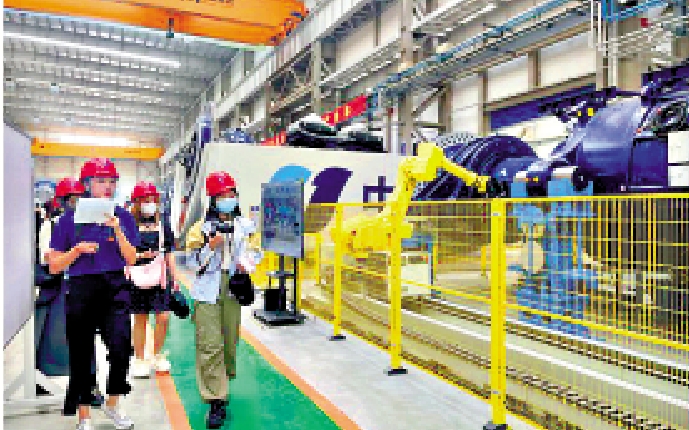 　　圖：學子參觀明陽新能源裝備智能製造產業園。\大公報實習記者劉秋樺攝