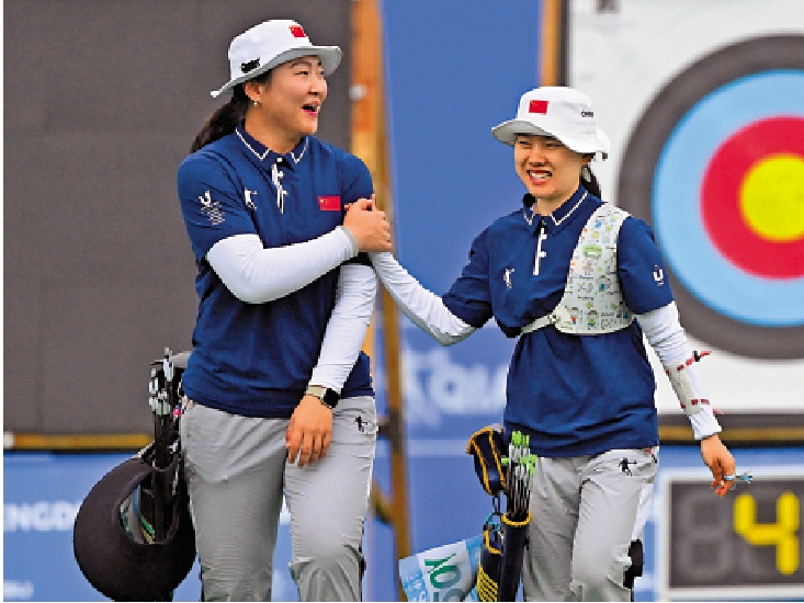 　　圖：中國隊選手李新鑫（左）、王黎敏慶祝晉級決賽。\新華社