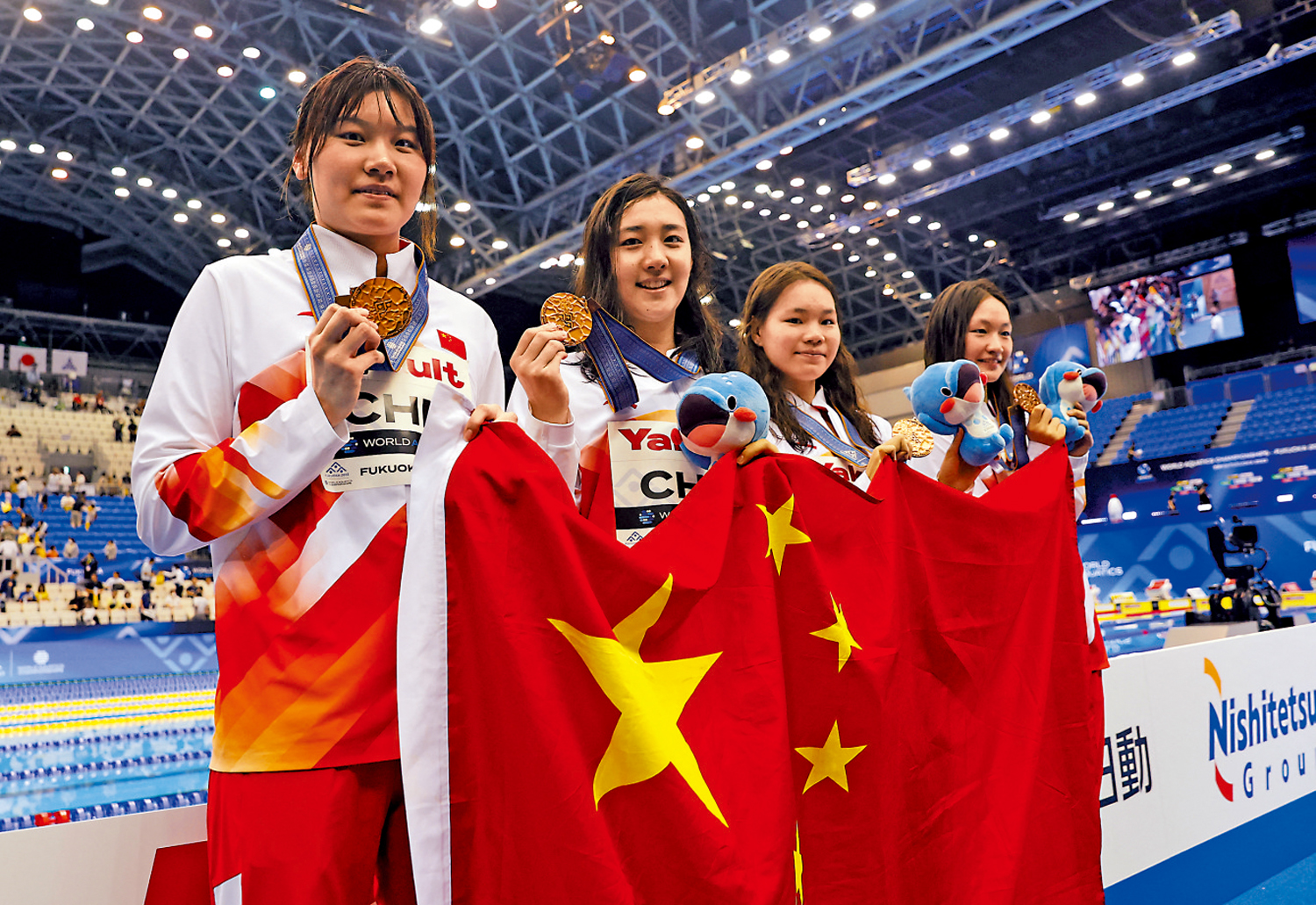 　　圖：左起：柳雅欣、艾衍含、李家萍、李冰潔手持國旗及銅牌，合照留念。\路透社