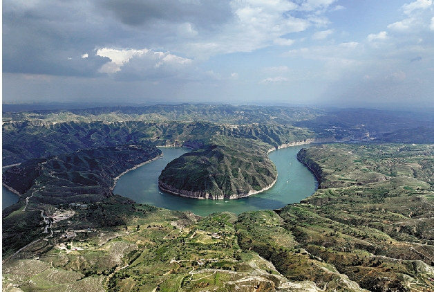 　　圖：九曲黃河上呈現「几」字彎景觀地貌。\大公報實習記者張皖博攝