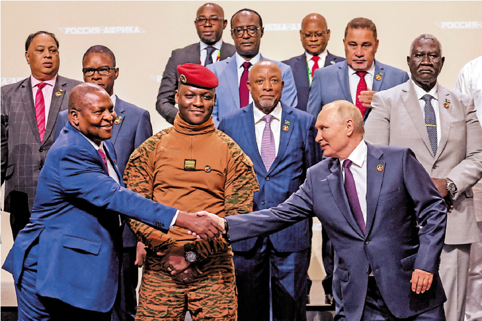 　　圖：俄羅斯總統普京（右）28日和俄非峰會參會人士合影。\路透社