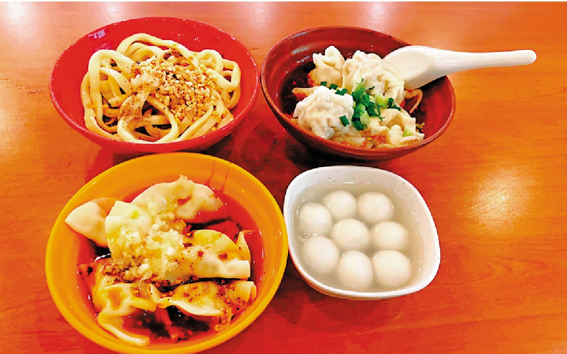 　　圖：成都各種傳統小吃，包括賴湯圓、鍾水餃、龍抄手、甜水麵。