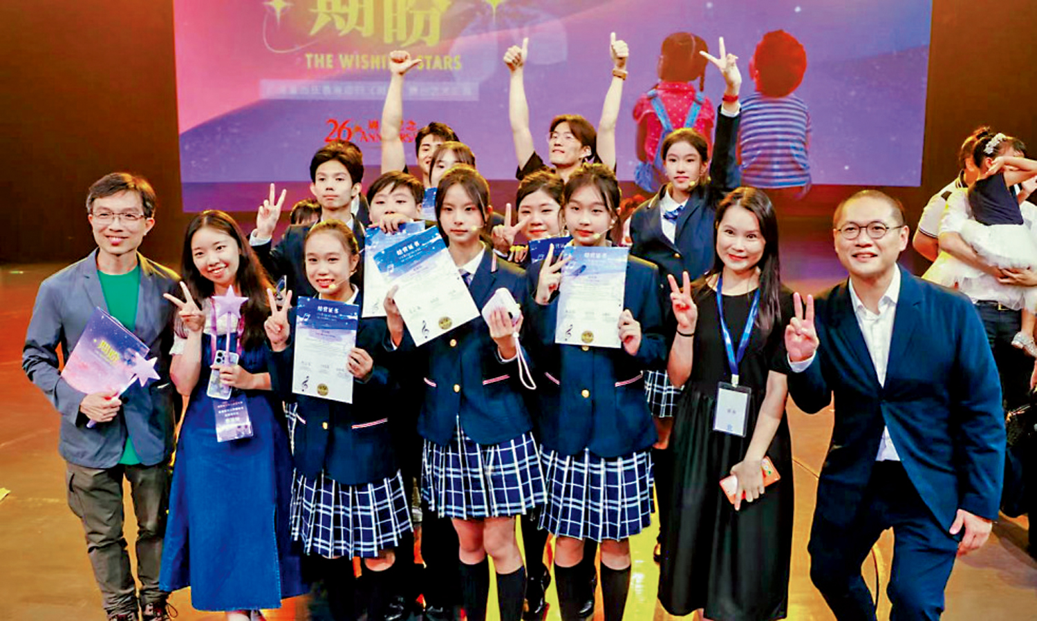 　　圖：紫菁少青發展中心發起人麥德銓（前排右一）希望通過活動讓滬港青少年感受文化共融。\大公報記者倪夢璟攝