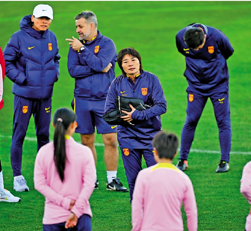 　　圖：中國隊備戰第三輪小組賽，主教練水慶霞（後排右二）在訓練前與球員交流。\新華社