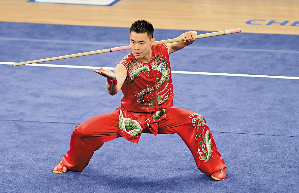 　　圖：曹茂園勇奪男子南棍冠軍。\中新社