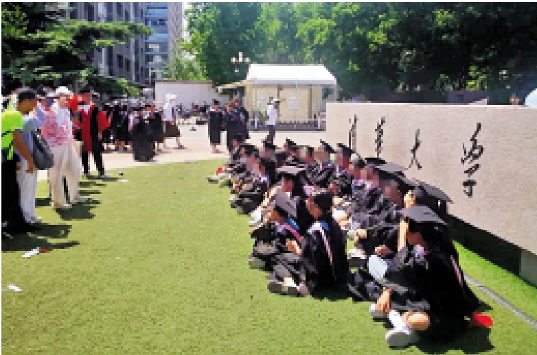　　圖：清華大學東南門外，參加研學的中小學生被安排打卡拍照。