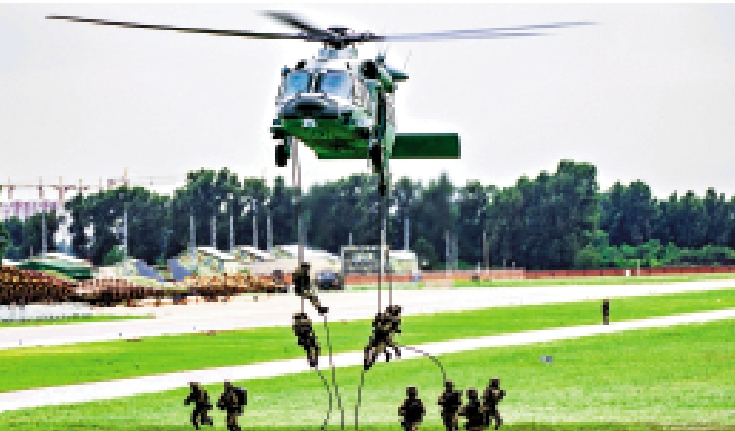 　　圖：空降兵空中突擊分隊從直-20KA上快速索降落地。