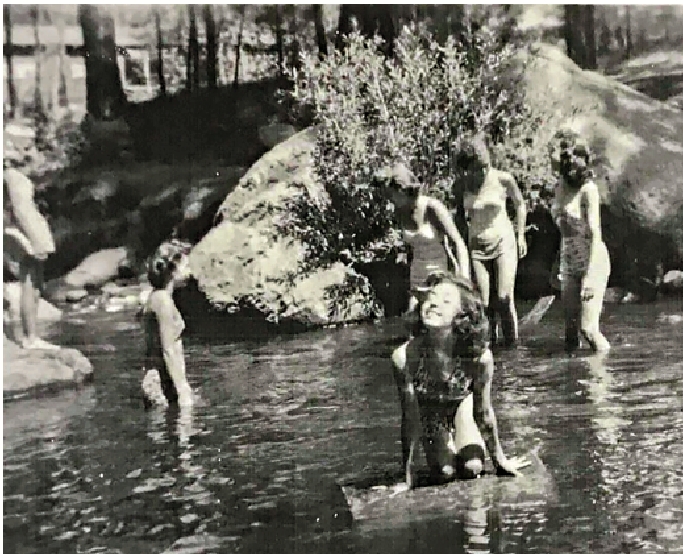 　　圖：核爆後幾個小時，肯特（中）與同伴在魯伊多索的一條河裏玩耍。 網絡圖片