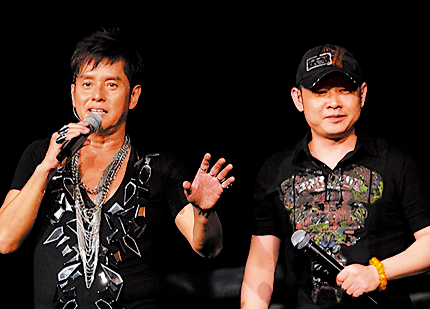 　　圖：香港歌手譚詠麟與刀郎（右）是多年好友。