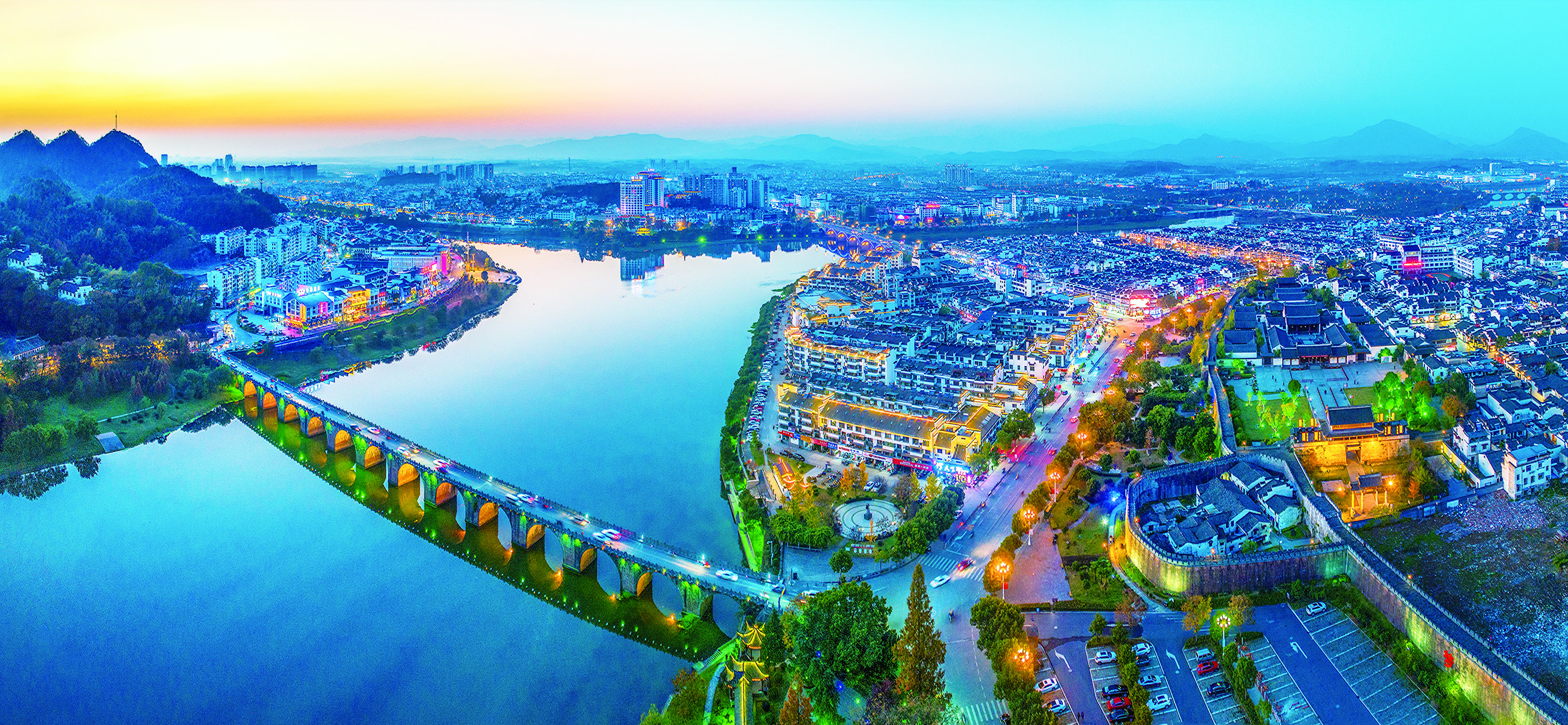 　　圖：徽州古城夜景。