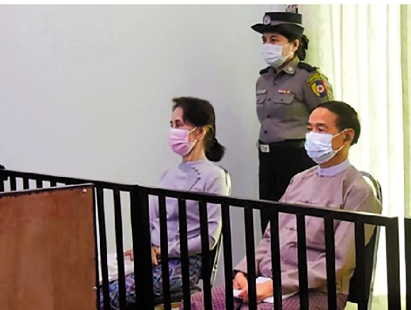 　　圖：2021年5月，昂山素姬（左）和溫敏在內比都首次出庭受審。\法新社