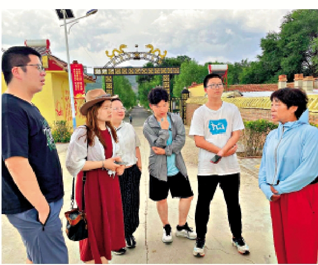 　　圖：學子在了解幸福院內老人的生活情況。\大公報實習記者薛卓穎攝