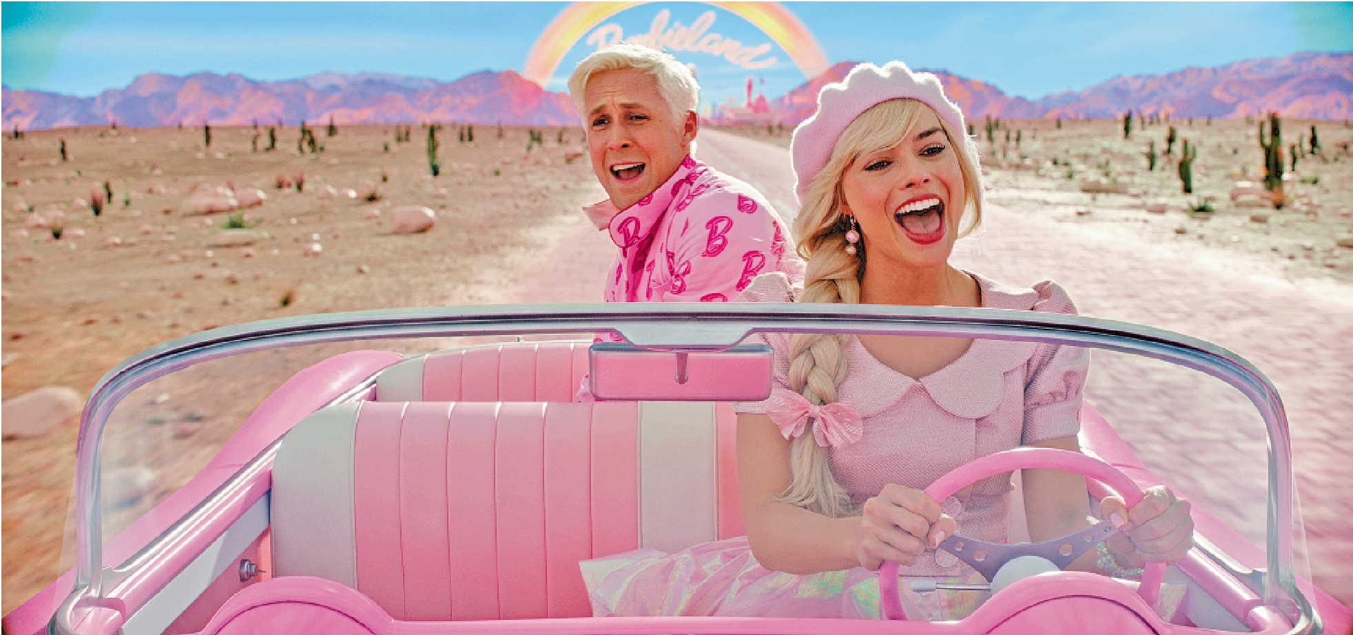 　　圖：瑪歌羅比（右）與賴恩高斯寧在新片裏分別飾演芭比及Ken。