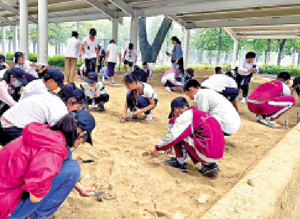 　　圖：西安學生在唐大明宮遺址區體驗「盲盒」考古。\受訪者供圖