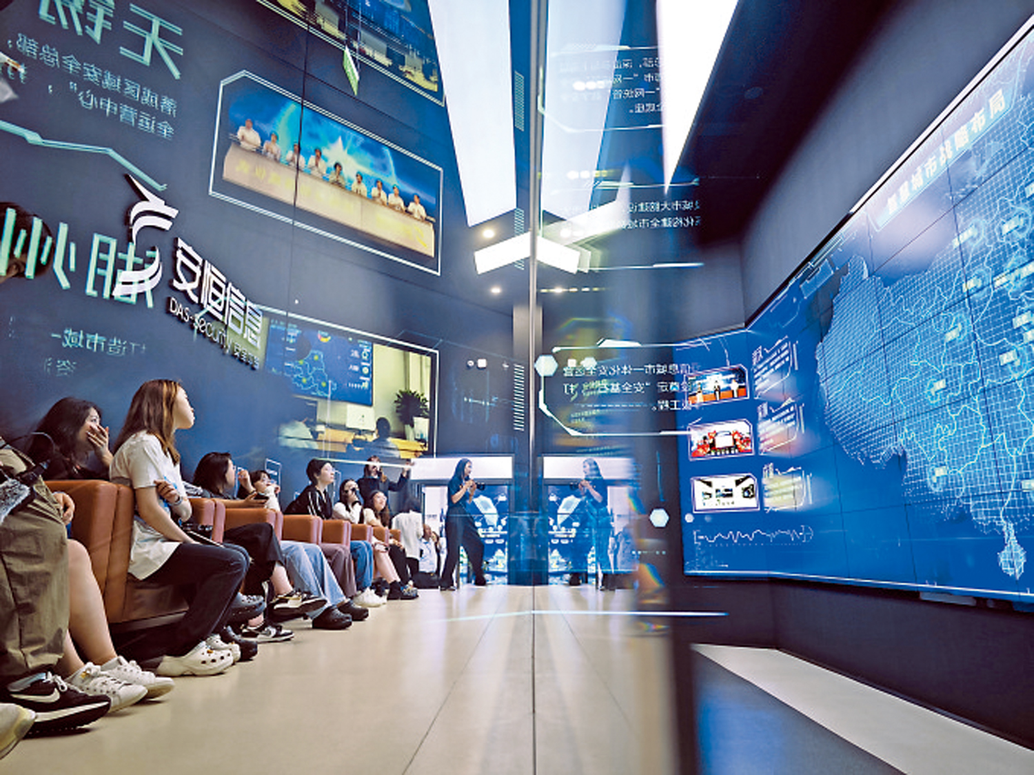 　　圖：香港傳媒學子觀看安恆公司簡介短片。