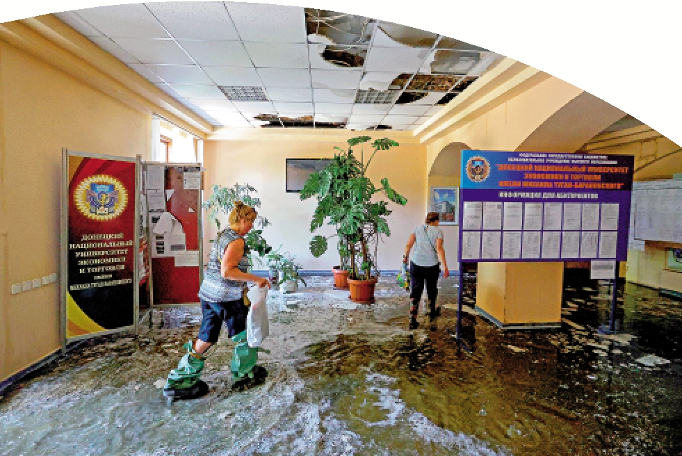 　　圖：頓涅茨克經貿大學5日被炮彈擊中。\路透社