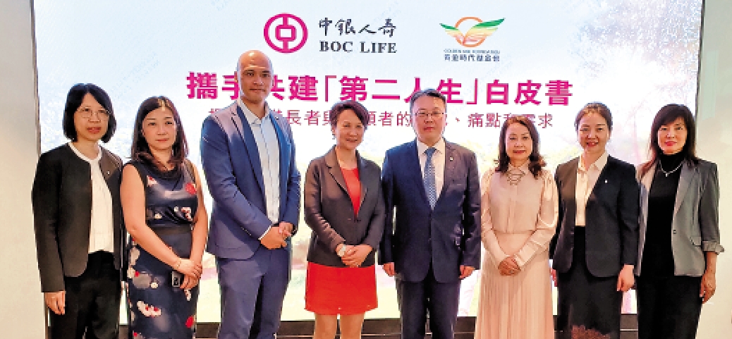 　　圖：中銀人壽執行總裁鄧子平（右四）、黃金時代基金會創辦人暨主席容蔡美碧（右三）。