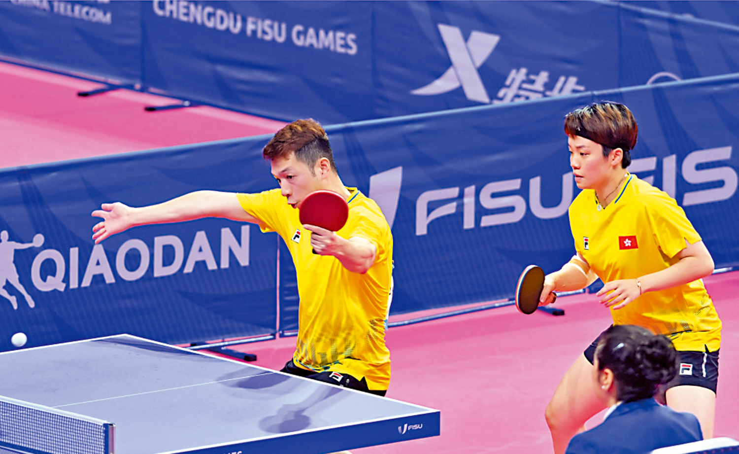 　　圖：何鈞傑（左）與杜凱琹在混雙獲得銅牌。\中國香港大專體育協會圖片