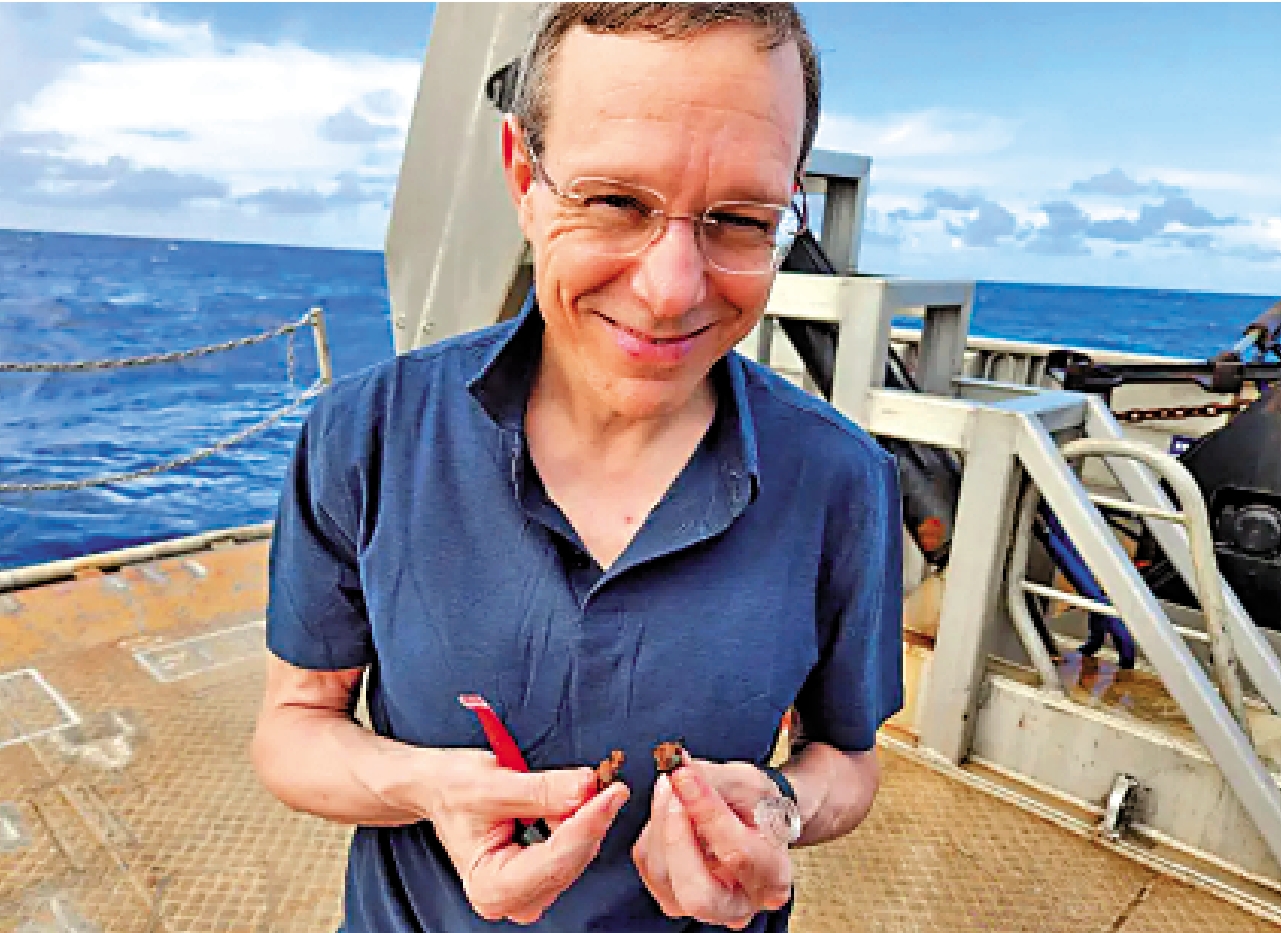 　　圖：哈佛大學天文學教授勒布拿着其團隊從太平洋海底打撈到的金屬碎片。\網絡圖片