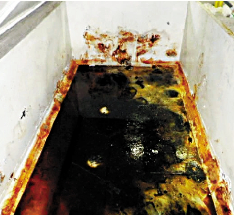 　　圖：福島核電站儲水罐底部殘留的疑似放射性廢料。\網絡圖片