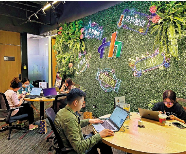 　　圖：在廣州市天河區港澳青年之家總部，港澳創客伏案工作。/大公報記者敖敏輝攝