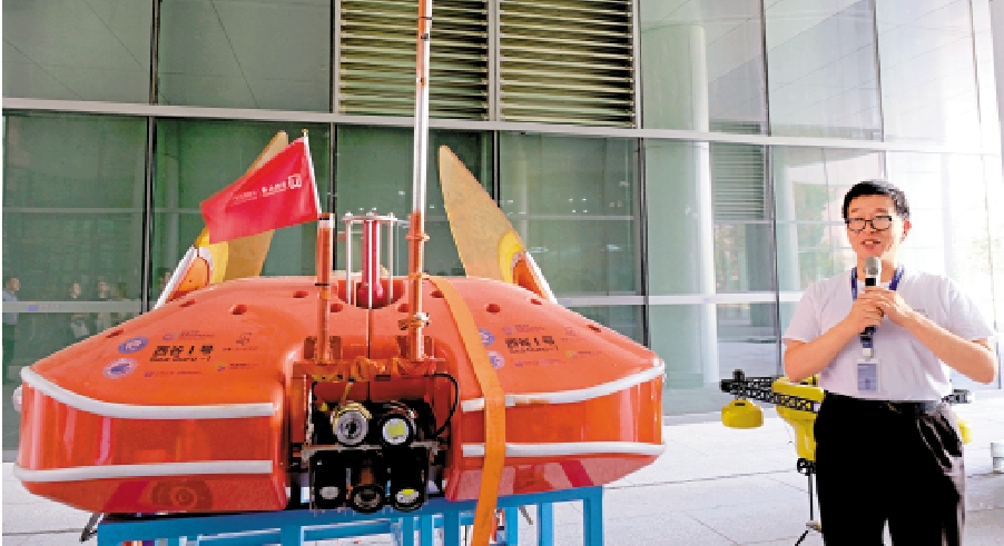 　　圖：深海技術講席教授崔維成向香港傳媒學子介紹研究成果。\大公報實習記者祝佳慧攝