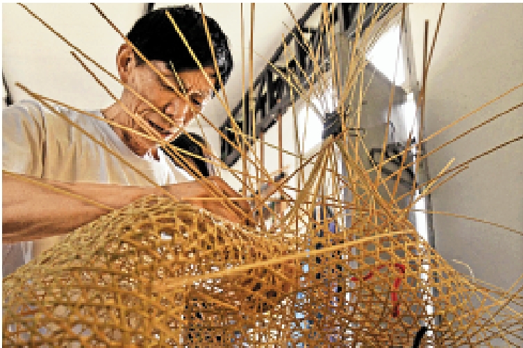 　　圖：錢鑫明師傅正在編織作品。\大公報實習記者邱子斌攝