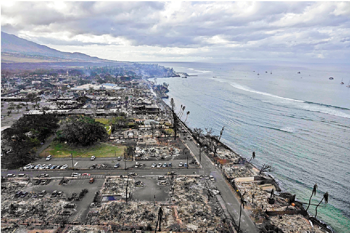 　　圖：夏威夷毛伊島沿岸小鎮拉海納的航拍圖，當地幾乎淪為焦土。\法新社
