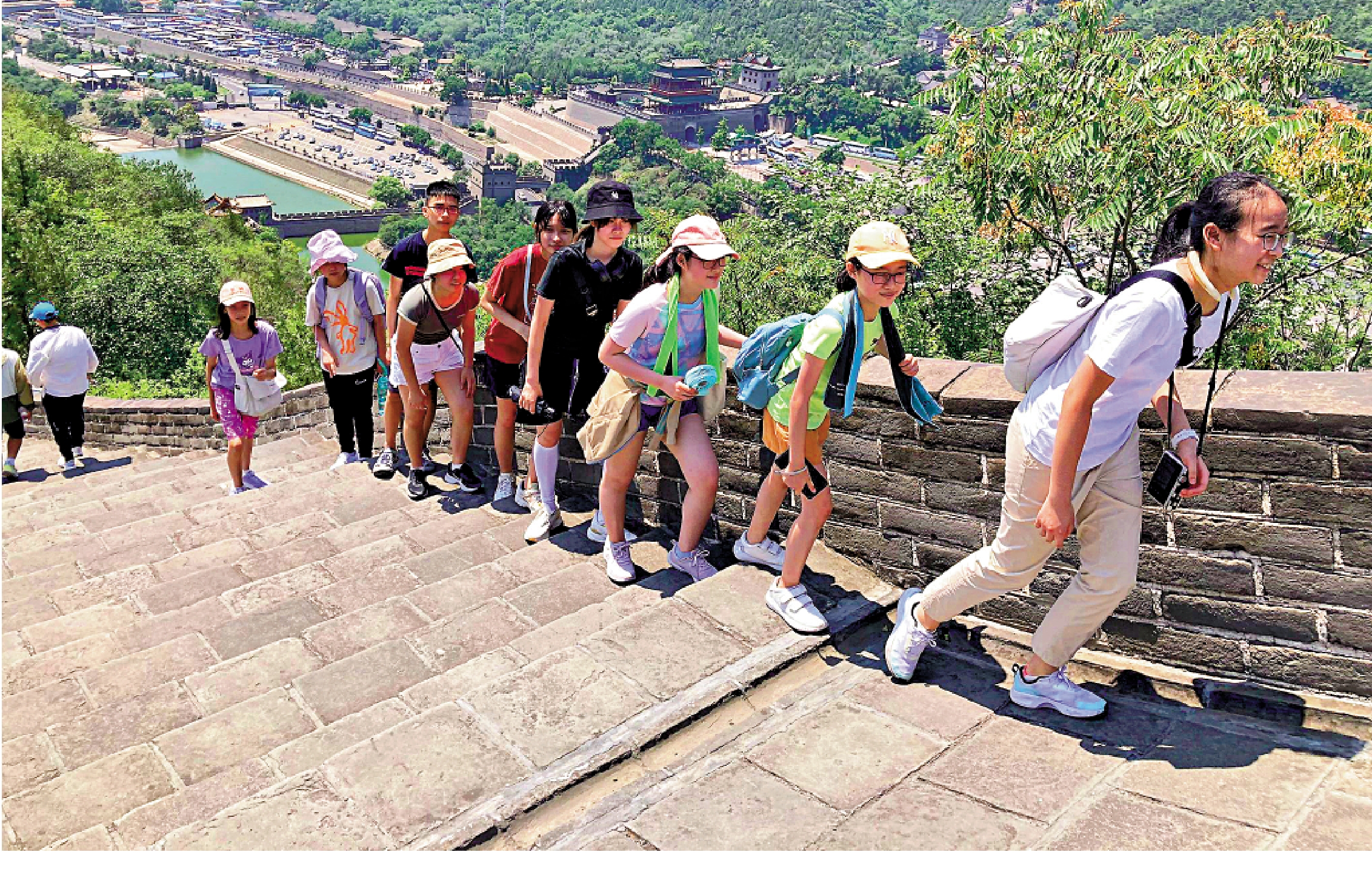 　　圖：學生在北京參與各項活動，包括登上萬里長城。