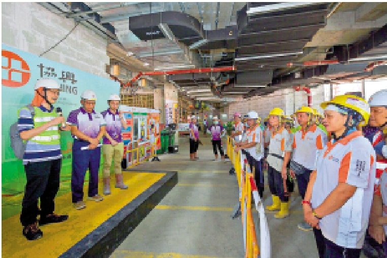 　　圖：勞工處人員向地盤工友講解防暑的重要性。