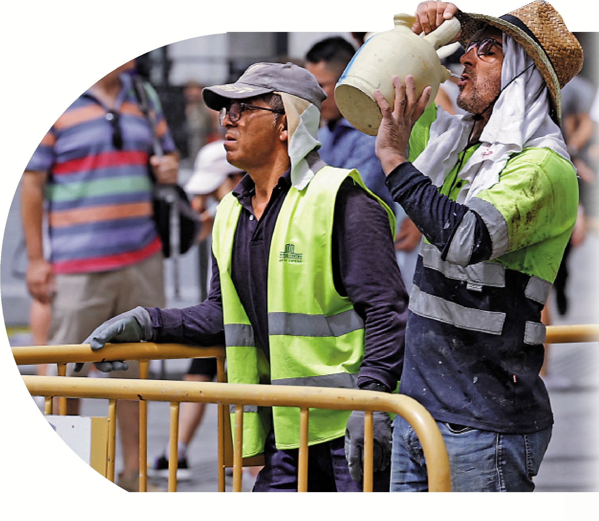 　　圖：馬德里工人9日在酷暑下喝水降溫。\法新社
