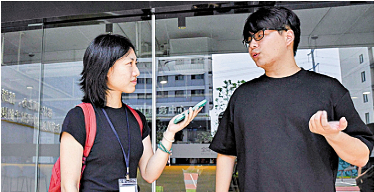 　　圖：漫柏集團總裁韓富貴（右）接受採訪。/大公報實習記者邱子斌攝